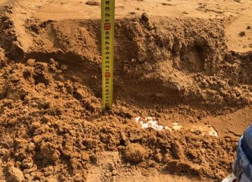 Проверяем толщину песка при можении